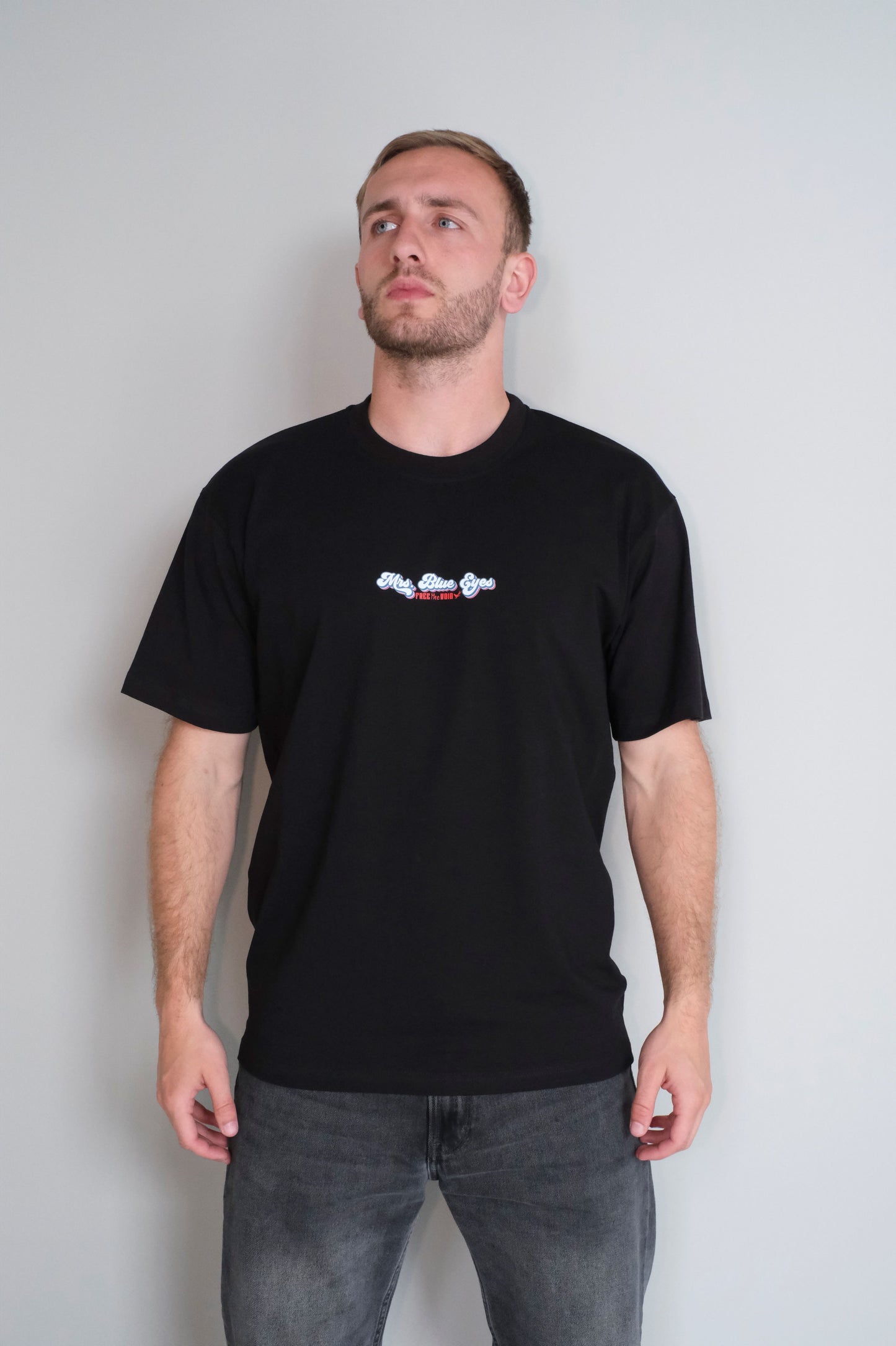 Mrs. Blue Eyes Regular Tee black