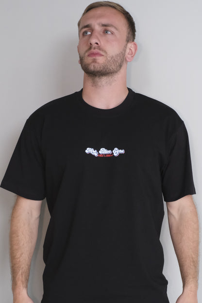 Mrs. Blue Eyes Regular Tee - Zwart