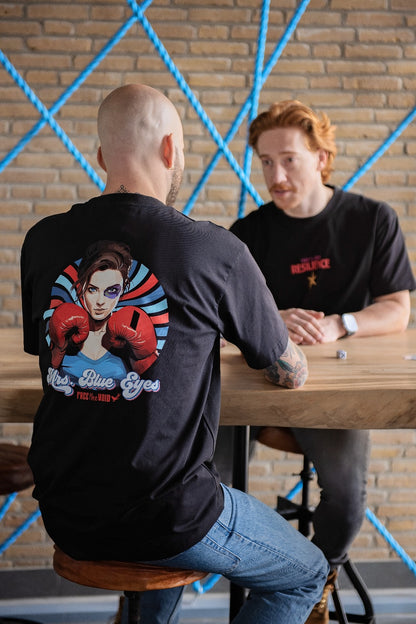Mrs. Blue Eyes Regular Tee - Zwart